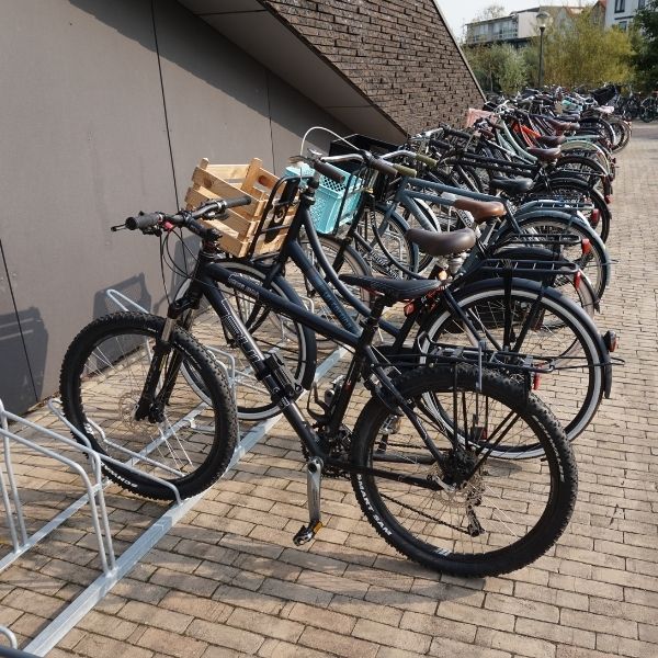 110111 fietsparkeren fietsenrek fietsafscheiding schoolterrein inrichten